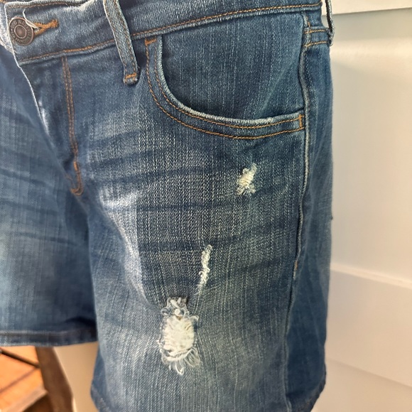 Old Navy Distressed Boyfriend Denim Shorts | Size 4 | Trendy and Comfortable - Picture 3 of 8